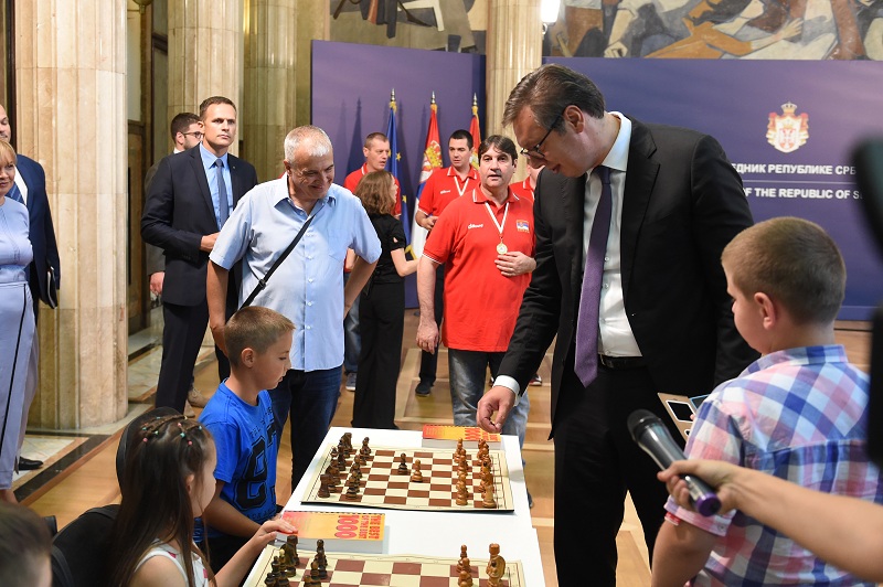 Вучић: Шах учи животу, радити на популаризацији 